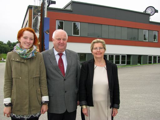 Vorschau Bild von Schule für den Klimaschutz (v. l.): Die Schülerin
Johanna hat das Projekt eingereicht und freut sich mit Schuldirektor
Johann Zechner und Lehrerin Edith Wernad über den Österreichischen
Klimaschutzpreis 2013.