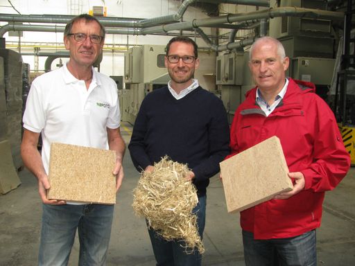 Vorschau Bild von Die Erfinder der "Hanffaser-Platte" freuen sich
über den Österreichischen Klimaschutzpreis 2013 (v. l.): Herbert
Muchitsch, Robert Schwemmer und Frank Reiche von der Naporo Klima
Dämmstoff GmbH mit ihrem innovativen Dämmprodukt.