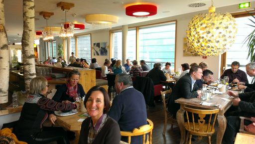 Exkursions-Teilnehmer beim Networken im
Nationalparkzentrum in Mittersill)