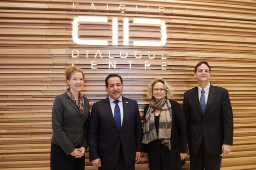  http://www.apa-fotoservice.at/galerie/4817 Im Bild
v.l.n.r. Dr. Hillary Wiesner, Director of Programmes, Faisal Bin
Muaammar, Secretary General, Claudia Bandion-Ortner, Deputy
Secretary General und Dr. Patrice Brodeur, Director of Research