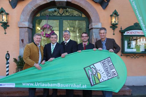  Im Bild von links nach rechts: LK-Präsident
Abg.z.NR Ök-Rat Franz Essl, Landesrat DI Dr. Josef Schwaiger,
UaB-Obmann LKR Klaus Vitzthum, UaB-Geschäftsführer Mag. Johannes
Handlechner und Gästeservice Tennengau-Geschäftsführer Franz
Pölzleitner - LK Salzburg/Widmoser