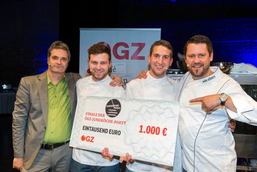 ÖGZ Gala im "Republic" in Salzburg: Sieger des
Kochduells. Im Bild v.l.n.r.: ÖGZ-Chefredakteur Thomas Vierich,
Philipp Essl, Erwin Morgeditsch, RTL II Kochprofi Mike Süsser