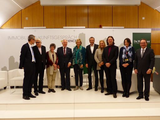 Im Bild: DI Michael Schubert, Univ.-Prof. DI Hans
Lechner, DI Ursula Schneider, Dr. Max Huber, Birgit Fenderl, Ing.
Christian Wagner, Michaela Reitterer, Prof. DI Timo Leukefeld, DI
Martina Hoffmann, DI Klaus Fronius