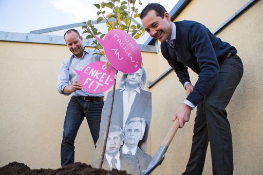 NEOS pflanzen eine Mutbaum im Budgetloch