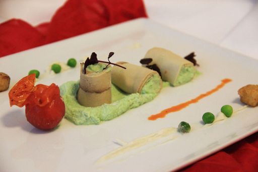 Erbsencreme im Räuchertofu-Mantel mit knusprigem
Tofu und zweierlei Tomate.