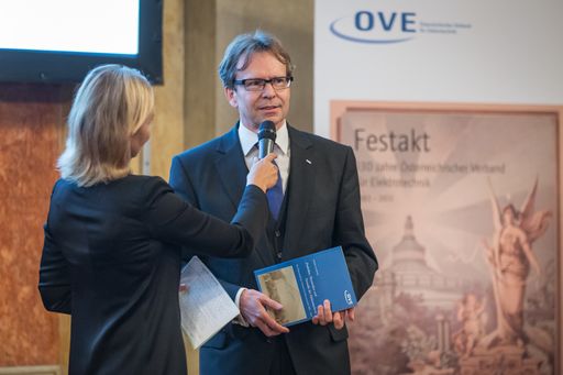 Vorschau Bild von OVE-Generalsekretär Dipl.-Ing. Peter Reichel
präsentierte die technikwissenschaftliche Aufarbeitung der
Geschichte des Verbandes, die vor wenigen Tagen in Buchform
erschienen ist.