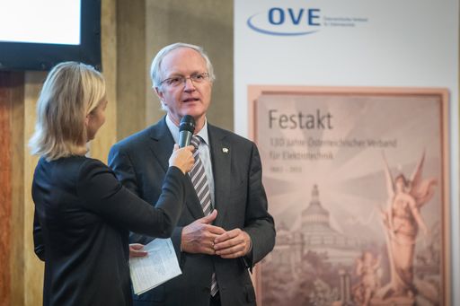  OVE-Präsident Dr. Franz Hofbauer eröffnete den
stimmungsvollen Festakt aus Anlass des 130. Gründungsjubiläums des
Verbandes, im Gespräch mit Moderatorin Sybille Brunner.