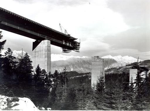 "Jahrhundertprojekt", "ehemals höchste Brücke
Europas" oder "Herzstück der Brenner Autobahn" - Die Europabrücke
erfreut sicher vieler Titel und Attribute. Am 17. November 1963
eröffnete der damalige Bundeskanzler Alfons Gorbach die Europabrücke
- als Wahrzeichen für Völkerverbindung und Mobilität sowie für den
damaligen Fortschritt der Baukunst der 60er Jahre.