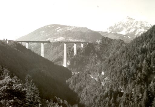 Vorschau Bild von "Jahrhundertprojekt", "ehemals höchste Brücke
Europas" oder "Herzstück der Brenner Autobahn" - Die Europabrücke
erfreut sicher vieler Titel und Attribute. Am 17. November 1963
eröffnete der damalige Bundeskanzler Alfons Gorbach die Europabrücke
- als Wahrzeichen für Völkerverbindung und Mobilität sowie für den
damaligen Fortschritt der Baukunst der 60er Jahre.