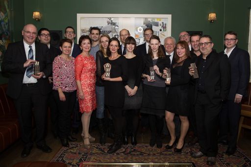 Die Gewinner des ERGO Direkt Medienpreises und die
Jury. V.l.: Thomas Trösch, Pavel Kanovich (handelsblatt.com); Prof.
Dr. Petra Werner; Dirk von Gehlen (enviv.de); Beate Hoffbauer; Lajos
Lange (Berliner Morgenpost); Johanna Schwarz, Yvonne Widler
(paroli-magazin.at); Dr. Max Rauner; Anne Hemmes (DJS); Victor Reichardt;
Lina Timm (DJS); Carl-Eduard Meyer; Silke Wünsch (Deutsche Welle);
Olaf Kolbrück; Dirk Benninghoff; André Pätzold (Berliner
Morgenpost); Frank Roth (ERGO)