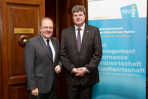 v.l.n.r.: Helmut Bernkopf, Bank Austria Vorstand
Privat- und Firmenkunden und Peter Biwald, Geschäftsführer KDZ
präsentieren die neue Webplattform
www.offenerhaushalt.praxisplaner.at mit dem ab sofort alle
österreichischen Gemeinden auf Knopfdruck ihe Gemeindefinanzen
präsentieren können.