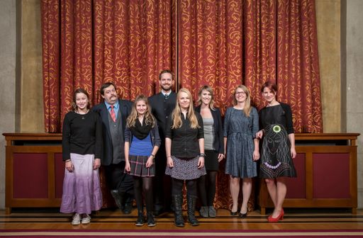 Jury-Vorsitzender Mag. Werner Gruber (2.v.l.) mit
den PreisträgerInnen Lea Schilcher, Julia Fuchs, Dipl.-Ing. Hubert
Mitterhofer, Katharina Wenty, Katharina Petsche, BA BSc (v.l.) und
dem ScienceClip.at-Team Mira Nausner, MA (2.v.r.), und Mag. Kerstin
Kotal (r.)