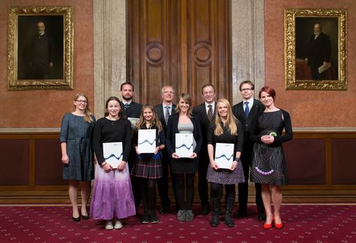 Vorschau Bild von SiegerInnen und GratulantInnen (v.l.): Mira
Nausner, MA (ScienceClip.at), Lea Schilcher, Dipl.-Ing. Hubert
Mitterhofer, Julia Fuchs, Dr. Franz Hofbauer (OVE-Präsident),
Katharina Petsche, BA BSc, Dipl.-Ing. Helmut Leopold (AIT),
Katharina Wenty, Dipl.-Ing. Peter Reichel (OVE-Generalsekretär),
Mag. Kerstin Kotal (Projektleitung ScienceClip.at)