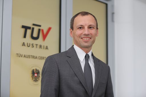 Zum Nachfolger als operativen Geschäftsführer der
TÜV AUSTRIA CERT GMBH wurde mit 1. Oktober 2013 Herr Dipl.-Ing.
Stefan WALLNER ernannt