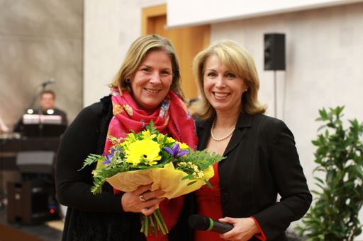  Im Bild v.l.n.r.: Bundesministerin a.D. Dr. Andrea
Kdolsky mit der Präsidentin des Vereins Univ. Prof. Dr. Erika
Jensen- Jarolim