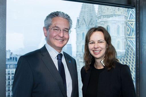  Im Bild v.l.n.r.: Johannes Bischof, MBA,
Geschäftsführer Konica Minolta Österreich und Dr. Sophie Karmasin,
Geschäftsführerin Karmasin Motivforschung, bei der Präsentation des
Konica Minolta IT-Radar.