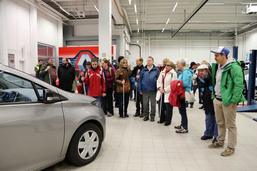Blinden und Sehbehinderten machen sich im
"Technischen Trainingscenter Renault" mit dem akustischen Bild
geräuscharmer Elektrofahrzeuge vertraut, um mehr Sicherheit im
Straßenverkehr zu bekommen.