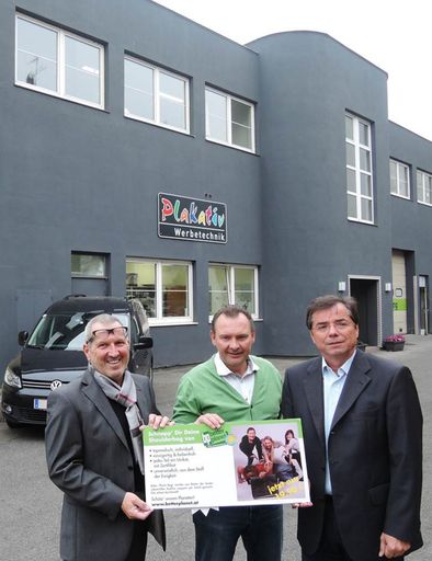  Dank einer umfassenden Reorganisation und der
zahlreichen Synergien in der Bellutti Firmengruppe befindet sich das
in Plakativ Werbetechnik GmbH & Co KG umbenannte Unternehmen erneut
auf einem soliden Kurs. Im Bild v.l.n.r.: KR Arthur Bellutti,
Gesellschafter Peter Cibulka und Mag. Wolfgang Moser,
Geschäftsführer von Plakativ Werbetechnik