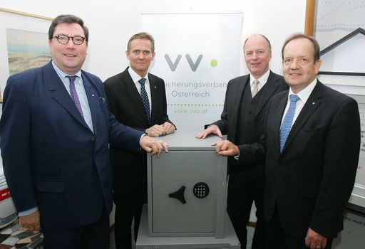  http://www.apa-fotoservice.at/galerie/4872 Im Bild
v.l.n.r.: Dr. Louis-Norman-Audenhove (VVO-Generalsekretär), Gerhard
Lang BA MA (Leiter der Strategieabteilung im Bundeskriminalamt), Dr.
Othmar Thann (Direktor des KFV) und Generaldirektor Dr. Othmar
Ederer (VVO-Vizepräsident)