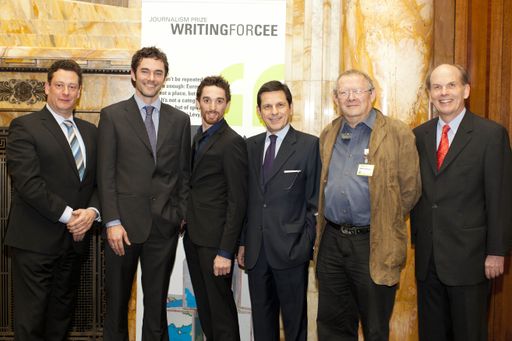  Writing for CEE 2013: APA und UniCredit Bank
Austria vergaben Dienstagabend in Wien bereits zum zehnten Mal den
Journalistenpreis "Writing for CEE". Im Bild v.l.n.r.: Michael Lang
(APA - Austria Presse Agentur), Laurent Geslin und Sébastien Gobert
(Preisträger 2013), Gianni Franco Papa (UniCredit Bank Austria),
Adam Michnik (Gazeta Wyborcza), Ambros Kindel (Jurysprecher und
Moderator).