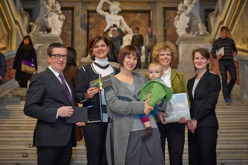 Im Bild v.l.n.r.: Rudolf Leeb (BAWAG PSK), Bettina
Glatz-Kremsner (Österreichische Lotterien), die 100.000ste
Jahreskartenbesitzerin mit Sohn, Generaldirektorin Sabine Haag,
Verena Hofer (Stv. kaufmännische Geschäftsführerin)