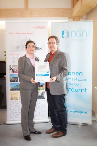 http://www.apa-fotoservice.at/galerie/4893 Im Bild:
Bmstr. DI (FH) Mag. (FH) Renate Jauk (Geschäftsführung Lukas Lang
Building Technologies) und Philipp Kaufmann (Gründungspräsident
ÖGNI)