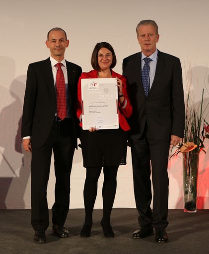  v.l.n.r.: Mag. Kurt Vogl (Raiffeisen-Leasing), Mag.
(FH) Manuela Hammer (Raiffeisen-Leasing), Dr. Reinhold Mitterlehner
(Bundesminister für Wirtschaft, Familie und Jugend)