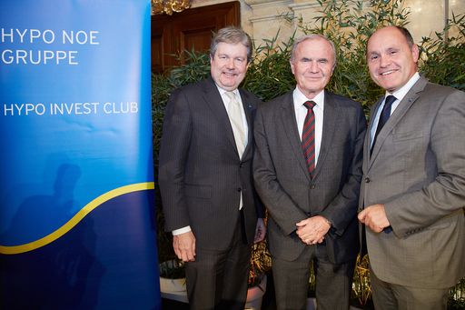  v.l.n.r. Dr. Peter Harold, Generaldirektor HYPO NOE
Gruppe / Gastgeber, Prof. Dr. Otmar Issing, Vortragender (Präsident
Center for Financial Studies ehem. Mitglied Direktorium der EZB und
Chefvolkswirt) und LH.-Stv. NÖ Mag. Wolfgang Sobotka,
Eigentümervertreter HYPO NOE Gruppe.