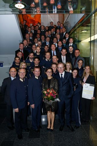 75 Mitarbeiterinnen und Mitarbeiter der Exekutive
wurden mit dem Raiffeisen Sicherheitsverdienstpreis Wien 2013
ausgezeichnet -