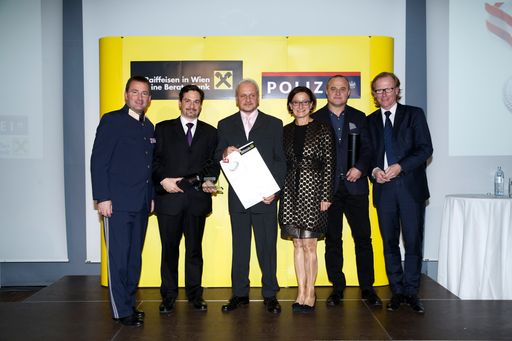 Vorschau Bild von Sie fassten eine Geldfälscherbande und sind eines
von sieben Teams der Polizei die mit dem Raiffeisen
Sicherheitsverdienstpreis Wien ausgezeichnet wurden.