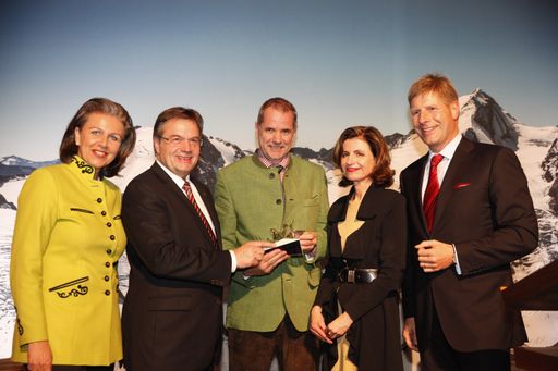 Auszeichnung zum Tiroler des Jahres (v.l.): LR
Patrizia Zoller-Frischauf, LH Günther Platter, Wolfgang Konrad, Mag.
Renate Danler und Mag. Julian Hadschieff (Foto: