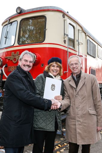 Bild zeigt: Feierliche Übergabe einer Elektrolok
von NÖVOG an das Technische Museum Wien: Karl Wilfing
(Verkehrslandesrat), Gabriele Zuna-Kratky (Direktorin Technisches
Museum Wien) und Gerhard Stindl (NÖVOG Geschäftsführer)