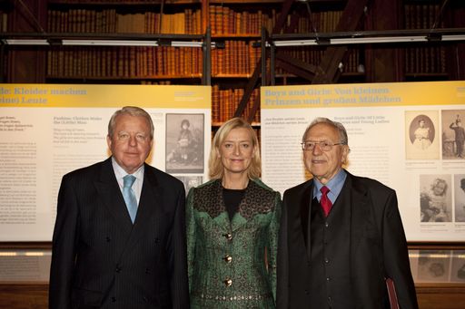http://www.apa-fotoservice.at/galerie/4877 Im Bild
(v.l.n.r.): Dr. Franz Vranitzky, Dr. Johanna Rachinger, Univ.-Prof.
Dr. Gerhard Jagschitz.