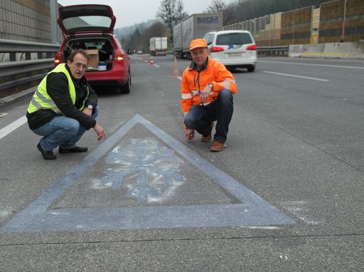 Erich Putz (rechts) und Karl Berger,
Produktentwickler der Firma Rembrandtin, vor dem fertigen neuen
Gefahrenzeichen bei Graz.