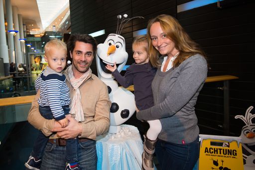 http://www.apa-fotoservice.at/galerie/4849 Andi
Seidl und Sina Schmid mit ihren Kindern Levi Maddox und Maxim Summer
bei der Österreichpremiere von DIE EISKÖNIGIN-VÖLLIG UNVERFROREN