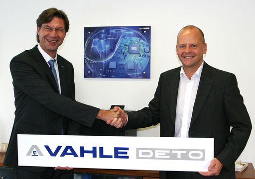 VAHLE-Geschäftsführer Achim Dries und
DETO-Geschäftsführer Alfred della Torre (v.l.) präsentieren das
internationale Joint Venture VAHLE DETO GmbH.