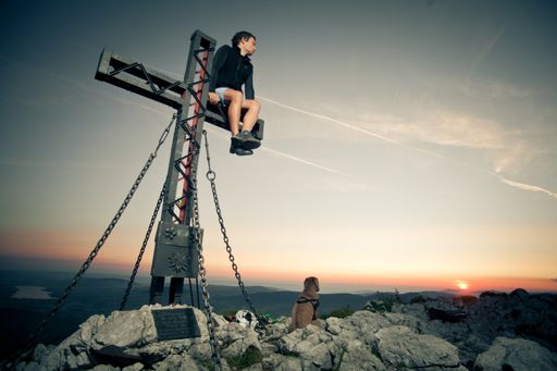 Vorschau Bild von PR-Bild-Award 2013/Österreich: Dritter Platz in der
Kategorie Tourismus und Freizeit. Aufnahme von Michael Grössinger
für Sportalpen Marketing GmbH, das den Salewa-Geschäftsführer Chris
Mannel auf einem Gipfelkreuz zeigt.