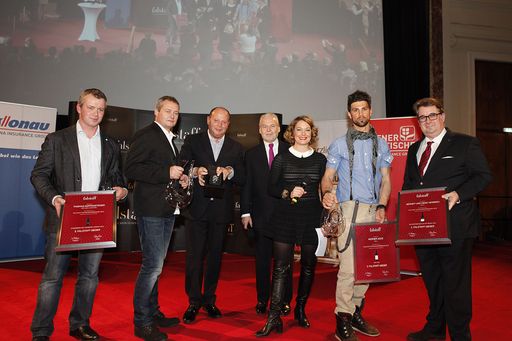 http://www.apa-fotoservice.at/galerie/4897 Im
Bild: Sieger der Falstaff Rotweinprämierung: Thomas Kopfensteiner
(3. Platz), Gernot Heinrich (1. Platz), Peter Kellner von Breiling,
Wolfgang Rosam, Elke Winkens, Werner Achs (2. Platz), Peter Moser
