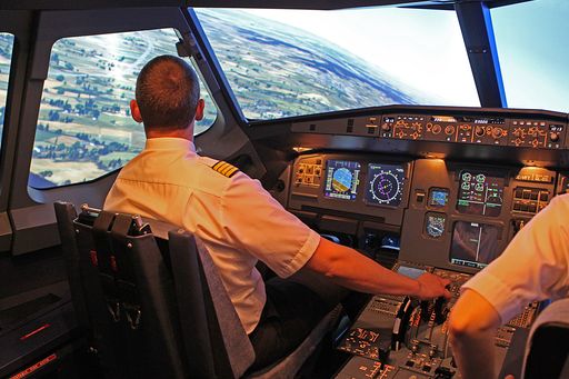  ViennaFLIGHT lässt den Traum vom Pilotensein
Wirklichkeit werden und bringt ganz Österreich in die Luft.
Österreichs größter Anbieter von Flugsimulationen begeistert mit
seinem Zugpferd, dem Airbus A320 "Amadeus", dessen Cockpit
barrierefrei zugänglich ist.