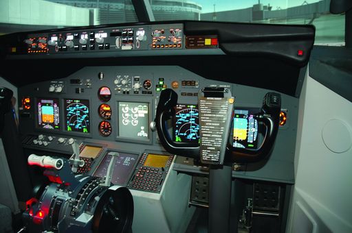 Vorschau Bild von The Legend - Boeing 737 NG ist das neueste Mitglied
der Simulatorflotte von ViennaFLIGHT. Das komplett instrumentiertes
Cockpit, ein beeindruckendes 180 Grad Sichtsystem, realistischer
Surround-Sound, Buttshaker u.v.m. erwartet die Simulatorpiloten ab
Mitte Jänner 2014.
