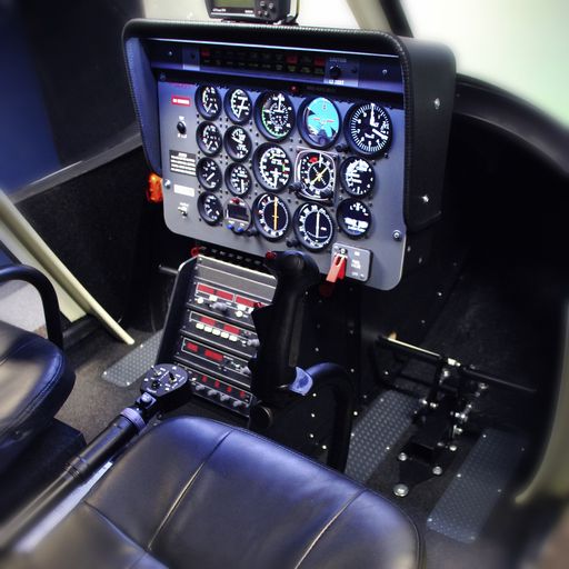 Vorschau Bild von Der Hubschraubersimulator Bell 206 Jet Ranger von
ViennaFLIGHT steht seinem originalem Vorbild in nichts nach. Alle
flugrelevanten Bedienelemente, wie z. B. das Doppelsteuer, die
Fluginstrumente, Funk- und Navigationsgeräte sowie ein GPS
funktionieren genau wie im echten Hubschrauber.