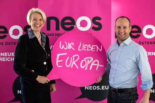 Angelika Mlinar und Matthias Strolz präsentieren
die klar pro-europäische NEOS-Linie
