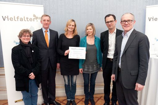 http://www.apa-fotoservice.at/galerie/4940/
Ausgezeichnete Vielfalter-Projekte, Initiatoren gratulieren
(v.l.n.r.): Mari Steindl, Interkulturelles Zentrum, Peter Bucher,
Western Union International Bank GmbH, Sigrid Spenger und Andrea
Rohrauer, Wiener Kinderfreunde, Wilfried Weyer, Western Union
Financial Services GmbH, Rüdiger Teutsch, BMUKK