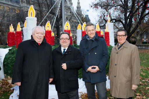  (c) www.annarauchenberger.com / Anna Rauchenberger
- Wien, Austria, 28.11.2013 - Feierliche Eroeffnung des
Diakonie-Adventkranzes am Rathausplatz.