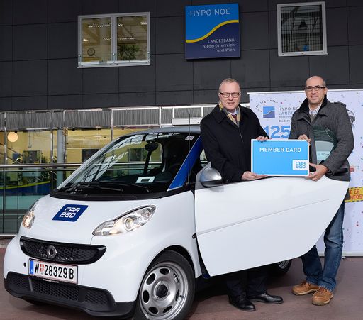  Im Bild v.l.n.r.: HYPO NOE
Landesbank-Vorstandssprecher Günther Ritzberger und car2go-Location
Manager Alexander Hovorka bei der Präsentation der neuen Kooperation
in der HYPO NOE-Geschäftsstelle Alt-Erlaa.