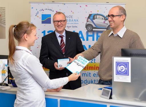 Vorschau Bild von Im Bild: HYPO NOE Landesbank-Vorstandssprecher
Günther Ritzberger und car2go-Location Manager Alexander Hovorka
überreichen die car2go-Membercard in der im Herbst neu eröffneten
HYPO NOE-Geschäftsstelle in Alt-Erlaa.