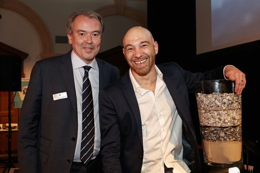  http://www.apa-fotoservice.at/galerie/4828 Die
Jubiläumsfeier fand im Marx Palast statt, wo Geschäftsführer Thomas
Faast durch den Abend führte. Besonderes Highlight war die
"Video-Live-Führung" durch die UFH RE-cycling-Anlage, moderiert von
Sänger und Moderator Roman Gregory, der seinen alten Kühlschrank
persönlich zur Entsorgung ins niederösterreichische Kematen/Ybbs
brachte.