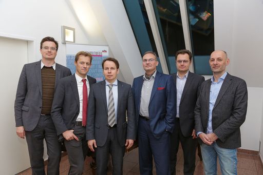  Smart Cities: Wie die vernetzte Stadt unser Leben
beeinflusst. Im Bild v.l.n.r.: Hannes Walter (evolaris), Thomas
Madreiter (Stadt Wien), Wolfgang Gawlik (TU Wien), Thomas Reznicek
(Kapsch), Thomas Bleier (AIT) und Marcus Hebein (Moderation;
APA-MultiMedia).