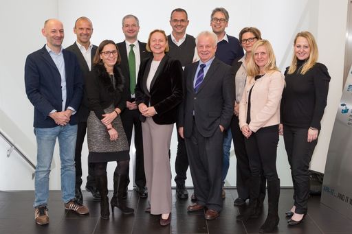 Der Fachbeirat der APA-OTS Tourismuspresse
diskutierte anlässlich der jährlichen Tagung die multimediale
Medienzukunft. v.l.n.r.: Marcus Hebein, stv. APA-Chefredakteur und
Leiter von APA-MultiMedia; Hubert Siller, Leiter MCI Tourismus;
Ulrike Rauch-Keschmann, Leiterin Unternehmenskommunikation der
Österreich Werbung; Rainer Ribing, Geschäftsführer Bundessparte
Tourismus und Freizeitwirtschaft/WKÖ; Petra Stolba,
Geschäftsführerin Österreich Werbung; Josef Schirgi, Präsident BÖTM
- Bundesverband Österreichischer Tourismusmanager; Carl-Eduard
Meyer, Geschäftsführer news aktuell GmbH; Stefan Kröll,
Geschäftsführer pro.media kommunikation GmbH (Vorsitzender des
Fachbeirates); Karin Thiller, Geschäftsführerin APA-OTS
Originaltext-Service Gmbh und ihrer Unit Tourismuspresse; Christa
Riffert, Geschäftsführerin IBS - Institut für berufsbegleitende
Studien; Jutta Scalet, Produktmanagerin Tourismuspresse.