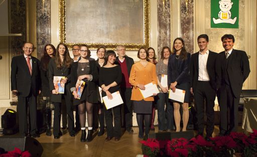 Die Finalistinnen und Finalisten des 15.
Journalistenpreises des Hilfswerks werden von Hilfswerk-Präsident
Othmar Karas geehrt (von links): Rike Fochler, Elis Thiel, Sascha
Stefanakis, Elisabeth Stecker, Verena Ahne, Sarah Bárci, Herbert
Link, Angela Heissenberger, Isabelle Engels, Ute Maurnböck-Mosser,
Julia Langeneder und Georg Eckelsberger neben Harald Blümel,
Hilfswerk, Medien & Kommunikation. Wolfgang Godai, Helga Lazar und
Birgit Wittstock waren beruflich verhindert.